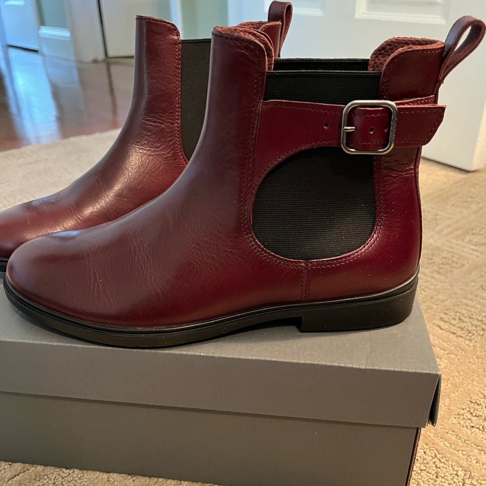NEW IN BOX Chelsea boot in Andorra color.